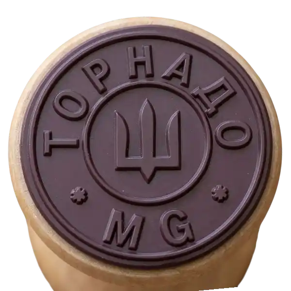 Відбиток латунної печатки 25 мм Торнадо MG на пластиліні з Тризубом